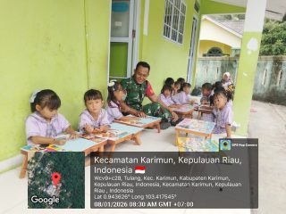 Babinsa Desa Tulang Berikan Motivasi Belajar kepada Siswa KB Ceria