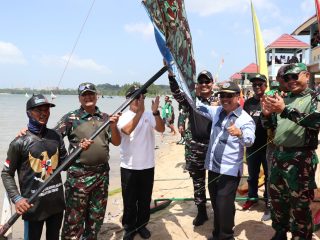 Dandim 0317/TBK Dampingi Pangkogabwilhan I Saksikan Lomba Jong Tradisional di Pantai Indah Pangke
