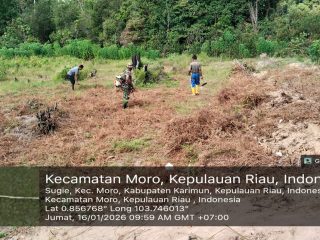 Babinsa Desa Sugie Bersama Warga Bersihkan Lahan Demplot untuk Penanaman Semangka