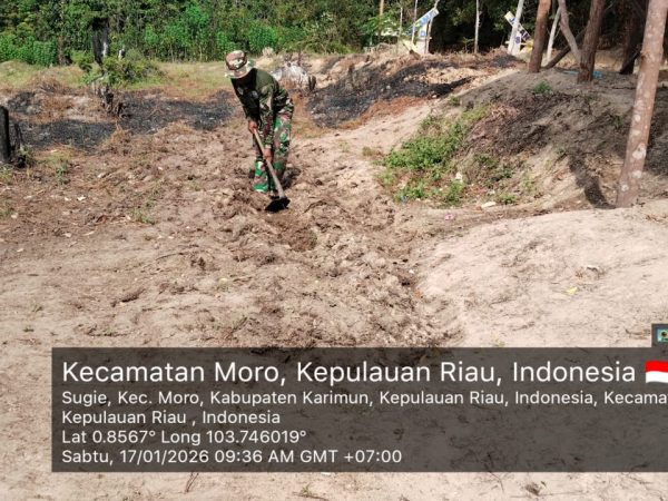 Babinsa Koramil 02/Moro Pelopori Pembuatan Lubang Tanam Semangka di Desa Sugie