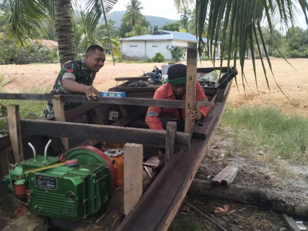 Babinsa Kelurahan Pasir Panjang Pererat Silaturahmi dengan Nelayan Warga Binaan