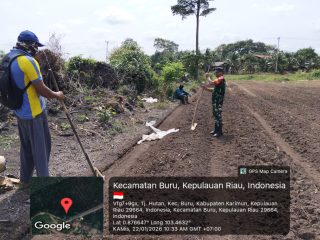 Babinsa Tanjung Hutan Motivasi Warga Manfaatkan Lahan untuk Tanam Cabai