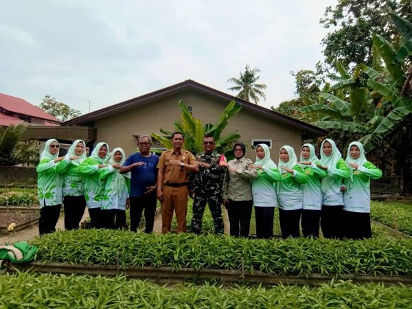 Koptu Suhermansyah Hadiri Rapat Awal Tahun KWT SRIKANDI dan Panen P2B Kangkung