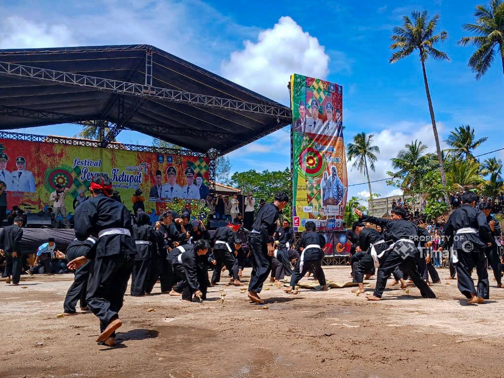 PT TIMAH Tbk memberikan dukungan terhadap pelaksanaan Festival Adat Istiadat Ruwah dan Perang Ketupat di Kecamatan Tempilang.