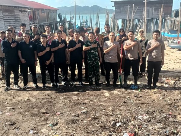 Koramil 02/Moro Laksanakan Korve Bersih-Bersih Pantai