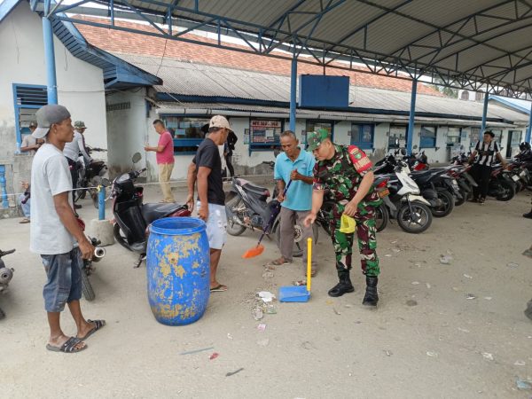 Koramil 03 Kundur Kerja Sama Laksanakan Pembersihan Pelabuhan Tanjungbatu