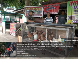 SERTU MUJAHID LAKSANAKAN KEGIATAN KOMSOS DENGAN PEDAGANG AYAM POTONG DALAM RANGKA MENYAMBUT BULAN SUCI RAMADHAN 1447H