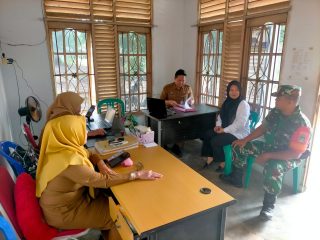 SERTU MUJAHID LAKSANAKAN KOMSOS DENGAN BIDAN KELURAHAN BARAN TIMUR