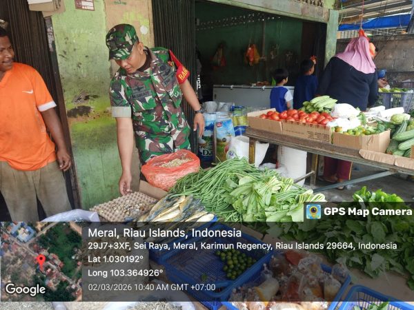 SERDA SIRAIT LAKSANAKAN KOMSOS KE PASAR SEMBAKO SIMPANG TIGA, PARIT BENUT