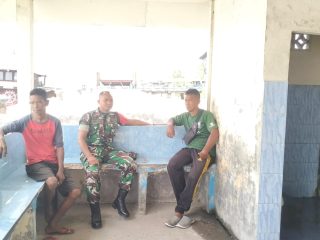 SERDA ERDIWAN HURA JALIN KOMSOS DENGAN NELAYAN DI DESA BATU LIMAU