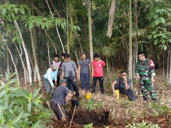 PRAKA MENDROFA BANTU PADAMKAN KEBAKARAN LEBAT DI KUNDUR