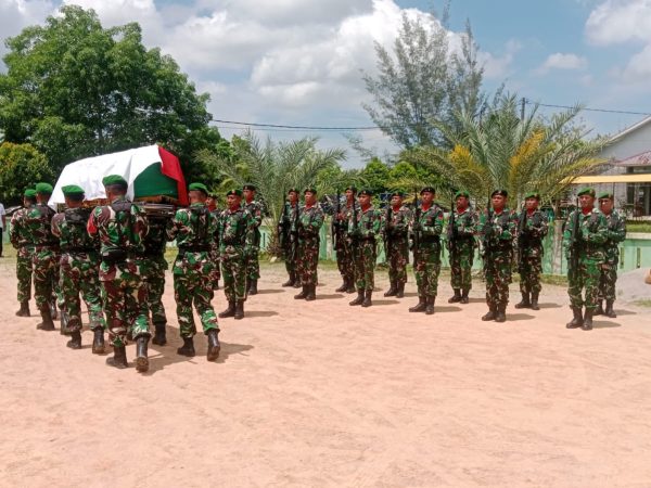 HORMATI JASA PURNAWIRAWAN, DANRAMIL 03/KUNDUR PIMPIN UPACARA PEMAKAMAN MILITER