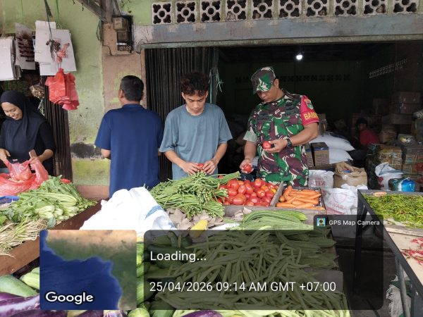 Babinsa Serda Sirait Pantau Harga Sembako, Tekankan Kebersihan Pasar