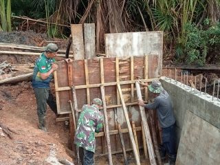 Pembangunan Jembatan Armco di Sungai Mata Satu, Desa Penarah, Terus Digencarkan