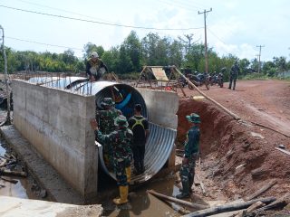Kodim 0317/TBK Kebutan Proyek Jembatan Armco Sungai Mata Tiga