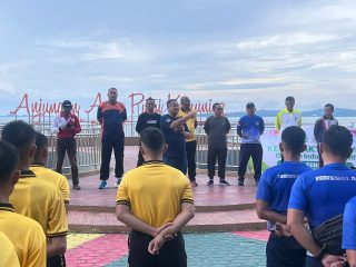 Koramil 01/Balai Bersihkan Coastal Area, Dorong Karimun Lebih Asri