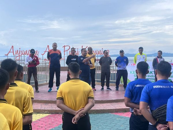 Koramil 01/Balai Bersihkan Coastal Area, Dorong Karimun Lebih Asri