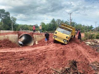 Jembatan Armco Sungai Mata Satu Dikebut, Penimbunan Tembus 67,9 Persen