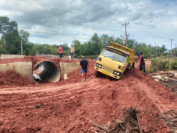 Jembatan Armco Sungai Mata Satu Dikebut, Penimbunan Tembus 67,9 Persen
