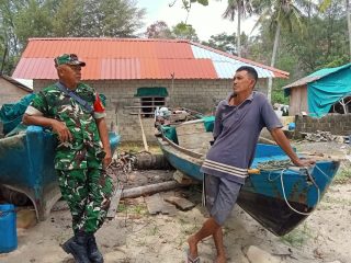 Babinsa Pangke Perkuat Komsos, Nelayan Diberi Edukasi Keselamatan Laut