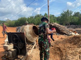 Pengecoran Jembatan Sungai Mata III Dikebut, TNI dan Warga Turun Langsung