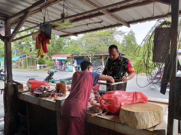 Babinsa Parit Benut Turun Langsung Ingatkan Pedagang Jaga Kebersihan