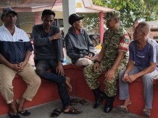 Babinsa Telaga Tujuh Imbau Warga Waspada Cuaca Tak Menentu