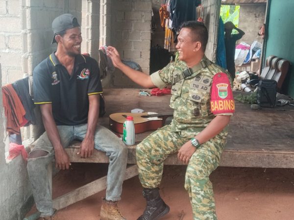 Babinsa Pamak Perkuat Kedekatan Warga Lewat Komsos Aktif