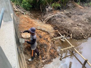 Pembangunan Jembatan Sungai Merpati Dikebut, Finishing Mulai Dikerjakan