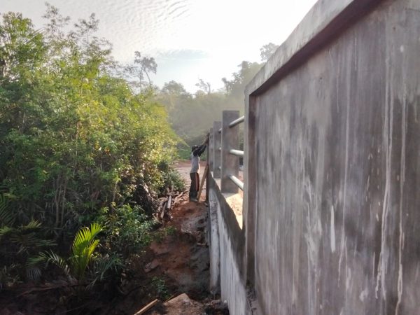 Pengacian Tiang Jembatan Sungai Merpati Terus Dikebut di Sebele