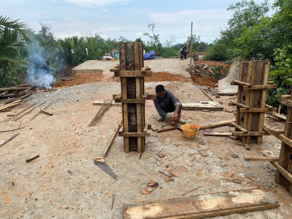 Pembangunan Jembatan Sungai Mata Satu Terus Dikebut, TNI dan Warga Bergotong Royong