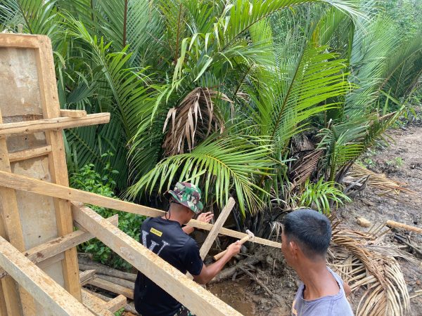 Pengecoran Dinding Pengaman Jembatan Sungai Merpati Terus Berlanjut