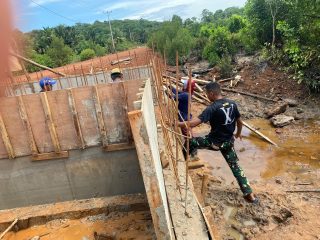 Jembatan Sungai Mata II Masuki Tahap Krusial, TNI dan Warga Kebut Pekerjaan