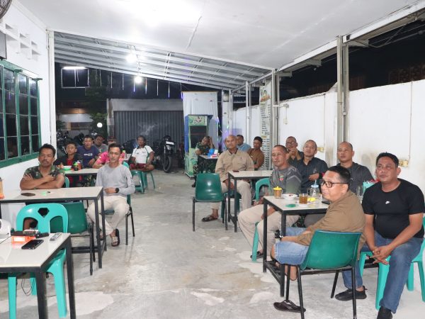 Personel Kodim 0317/TBK Nobar Piala Dunia Bersama Warga Karimun