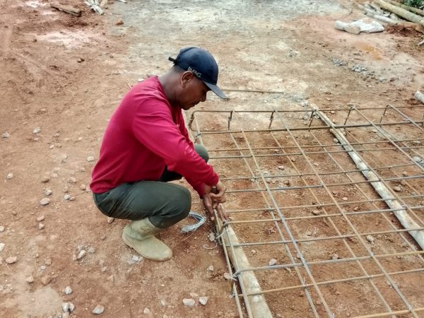 Perakitan Besi Tapak Jembatan Sungai Paya Mulai Dikebut