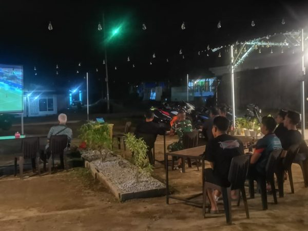 Koramil 02/Moro Perkuat Persatuan Warga Lewat Nobar Piala Dunia