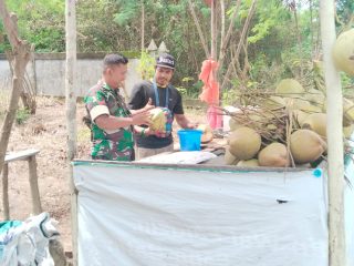 Babinsa Tebing Dorong UMKM Kelapa Muda Tingkatkan Nilai Jual