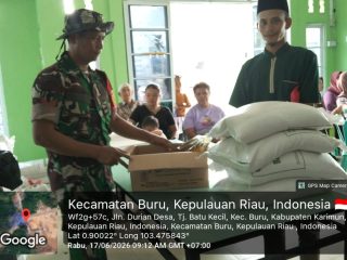 Babinsa Kawal Penyaluran Bantuan Pangan untuk 393 KK di Buru