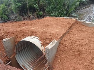Perakitan Besi Pondasi Jembatan Sungai Mata II Terus Dikebut