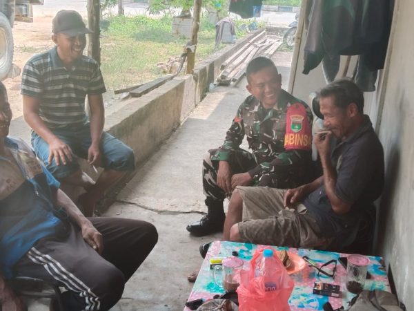 Babinsa Harjosari Perkuat Kedekatan Warga Melalui Komunikasi Sosial
