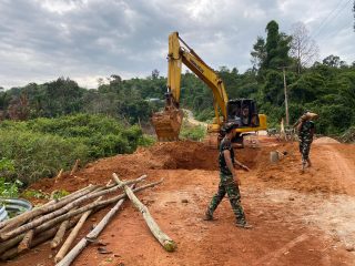 Jembatan Sungai Paya Masuki Tahap Pemasangan Kayu Crucuk
