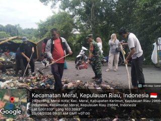 BABINSA BARAN BARAT PIMPIN AKSI BERSIH SAMPAH, WARGA DIAJAK PEDULI LINGKUNGAN