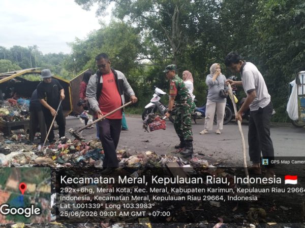 BABINSA BARAN BARAT PIMPIN AKSI BERSIH SAMPAH, WARGA DIAJAK PEDULI LINGKUNGAN