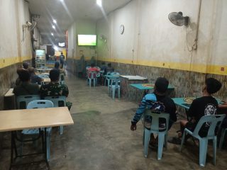 Koramil 02/Moro Bangun Kedekatan dengan Warga Lewat Nobar Piala Dunia