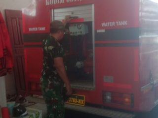 Babinsa Cek Mobil Damkar, Respons Cepat Bencana Terus Dijaga