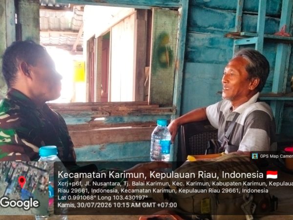 Babinsa Ingatkan Keselamatan Penumpang Boat di Desa Parit
