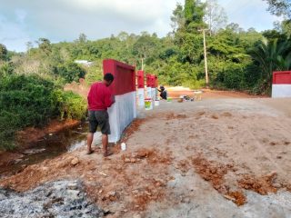 Pengecatan Tiang Jembatan Sungai Paya Masuki Tahap Penyelesaian