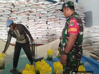 Babinsa Pantau Pengemasan Beras Bulog, Distribusi Dipastikan Tepat Sasaran