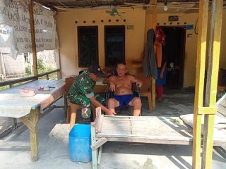 Babinsa Pangke Kunjungi Tokoh Masyarakat, Perkuat Kepedulian dan Silaturahmi