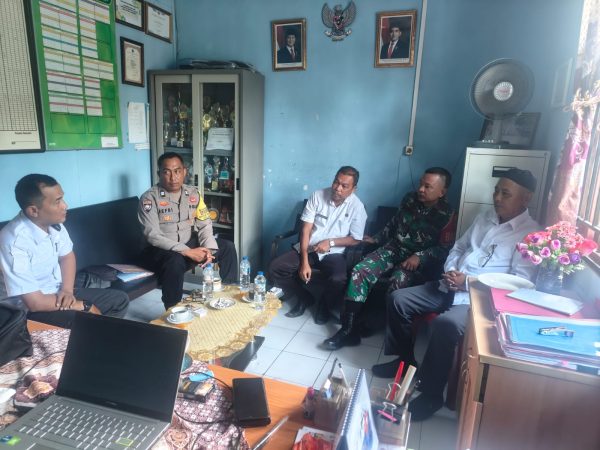 Babinsa Koramil 04/Tebing Perkuat Sinergi dengan SDN 003 Meral Barat